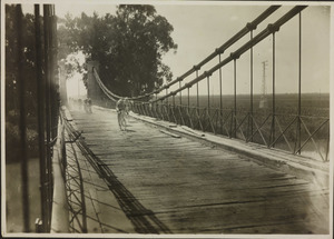 Il passaggio dei corridori su un ponte
