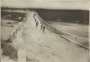 I corridori attraversano un ponte sull'Isonzo