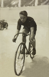 Franco Giorgetti, in sella alla bicicletta, su una pista all'interno di un velodromo