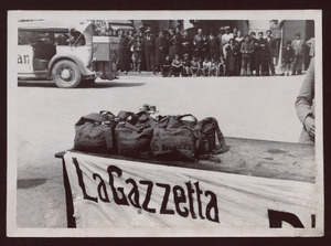 Lo stand della Gazzetta dello Sport sul quale sono appoggiate alcune borse con la scritta Giro d'Italia - tubolari Pirelli