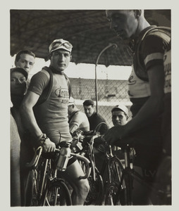 Gino Bartali con maglia della Legnano circondato da altri membri della squadra