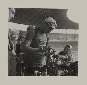 Gino Bartali con maglia della Legnano circondato da altri membri della squadra
