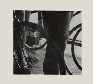 Le gambe di Gino Bartali e alcune ruote di biciclette