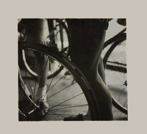 Le gambe di Gino Bartali e alcune ruote di biciclette