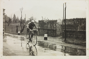 Un corridore su una strada