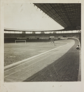 Un tratto della pista del Velodromo: dopo la curva &egrave; presente la pubblicit&agrave; delle gomme Pirelli