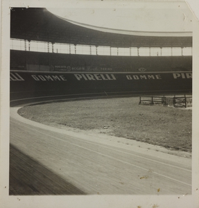 Un tratto della pista del Velodromo: curva nella quale &egrave; presente la pubblicit&agrave; delle gomme Pirelli