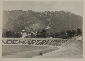 Una curva della pista del velodromo dello stadio di Como: è presente la pubblicità del formaggio Cademartori