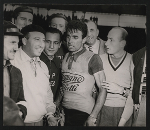 XLII edizione del Giro di Lombardia disputatosi il 24 ottobre 1948: la manifestazione vide la vittoria di Fausto Coppi con la squadra Bianchi, seguito da Adolfo Leoni della Legnano e da Fritz Schär della Mondia. La fotografia riprende il corridore Adolfo Leoni, all'interno del Velodromo Vigorelli di Milano, insieme ad altri corridori e membri della squadra: l'immagine è stata pubblicata dalla rivista Pirelli (anno I, n. 1, novembre-dicembre 1948, p. 54).