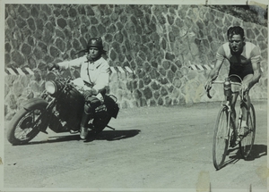 XXXII edizione del Giro dell'Emilia disputatosi il 4 ottobre 1947: la manifestazione vide la vittoria di Fausto Coppi. La fotografia riprende il corridore Vito Ortelli durante un momento della gara: l'immagine è stata pubblicata dalla rivista Pirelli (anno III, n. 2, aprile 1950, p. 40)