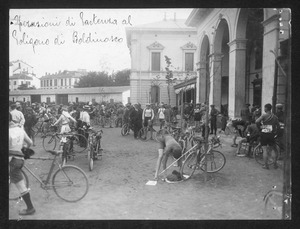 Preparativi per la partenza di una corsa presso il poligono di Boldinasco (chiamato anche poligono della Cagnola o Tiro a segno nazionale), oggi compreso nel territorio del comune di Milano