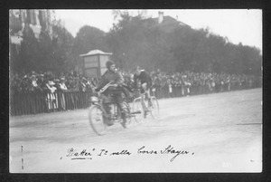 Un momento della corsa degli stayer e, in particolare, il corridore Platter