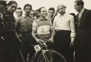 Il primo classificato, Elio Zanotti, con maglia della S.C. Sancarlese, insieme ad altre persone