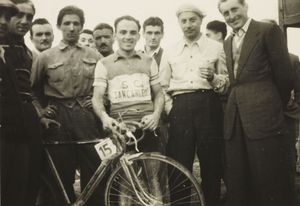 Il primo classificato, Elio Zanotti, con maglia della S.C. Sancarlese, insieme ad altre persone