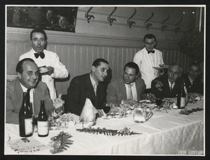Alcune persone in un ristorante, sedute al tavolo: sono riconoscibili Alfredo Binda, Arrigo Daveglia e Adriano Rodoni