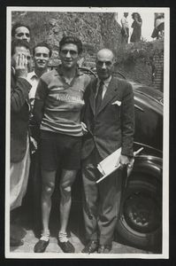 Il primo classificato della corsa, il corridore Bruno Fossa, insieme al funzionario della filiale romana, Pratesi, e ad altre persone: parte dell'immagine è stata pubblicata dalla rivista Pirelli (anno II, n. 4, luglio-agosto 1949, p. 17)