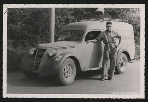 Un uomo accanto a un furgoncino con la scritta Pirelli: si tratta probabilmente di un tecnico del servizio corse