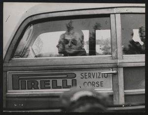 Due uomini in un'auto con la scritta Pirelli servizio corse: si tratta di Alfredo Binda e del rag. Gamba, al seguito della corsa