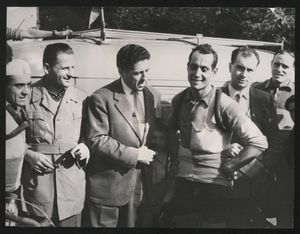 Il primo classificato, il corridore Carlo Meazza, insieme ad Alfredo Binda e ad altri uomini e alcuni bambini
