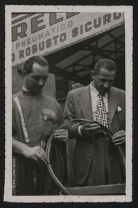 Distribuzione dei tubolari presso La Gazzetta dello Sport: Alfredo Binda, insieme a un tecnico, osserva i tubolari