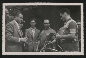 Distribuzione dei tubolari presso La Gazzetta dello Sport: alcuni uomini, tra cui Alfredo Binda, osservano i tubolari
