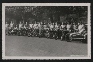 Un gruppo di uomini con motocicli e sidecar: si tratta probabilmente dei motociclisti che precedono o seguono i corridori ciclisti nel corso del corteo e della gara