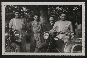 Quattro uomini con motociclette e sidecar: si tratta probabilmente dei motociclisti che precedono o seguono i corridori ciclisti nel corso del corteo o della gara