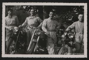 Quattro uomini con motociclette: si tratta probabilmente dei motociclisti che precedono o seguono i corridori ciclisti nel corso del corteo o della gara