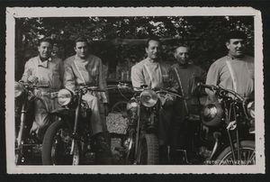 Cinque uomini con motociclette: si tratta probabilmente dei motociclisti che precedono o seguono i corridori ciclisti nel corso del corteo o della gara