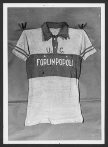 Una maglietta con la scritta U. C. Forlimpopoli: è la maglia del vincitore della corsa eliminatoria emiliana, Mario Monti