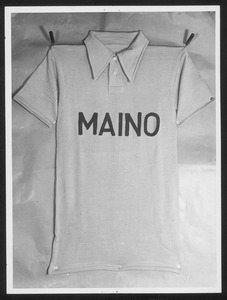 Una maglietta con la scritta Maino: è la maglia del vincitore della corsa eliminatoria piemontese, Mario Lorenzotti