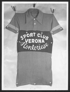 Una maglietta con la scritta Sport Club Verona Montoriese: è la maglia del vincitore della corsa eliminatoria veneta, Arturo Ferrari