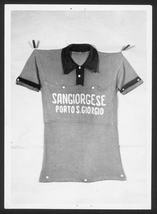 Una maglietta con la scritta Sangiorgese Porto S. Giorgio: è la maglia del vincitore della corsa eliminatoria marchigiana, Mario Rosario