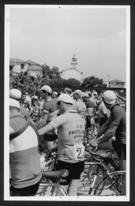 I corridori prima della partenza della gara: uno di loro indossa la maglia della società G.S. Fausto Coppi Genova