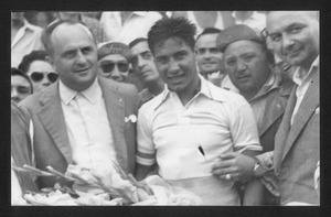 Il vincitore della corsa, il corridore Francesco Lucchesi, insieme ad altre persone, tra cui si riconosce il presidente dell'U.V.I., Adriano Rodoni