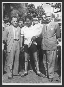 Il vincitore della corsa, il corridore Francesco Lucchesi, insieme ad altre persone, probabilmente organizzatori della corsa e membri della società sportiva