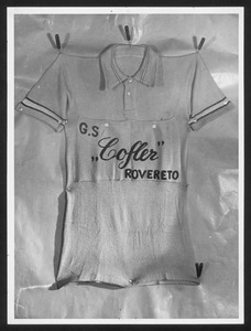 Una maglietta con la scritta G.S. 'Cofler' Rovereto: è la maglia del vincitore della corsa eliminatoria trentina, Vasco Modena