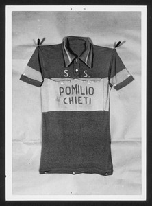 Una maglietta con la scritta S.S. Pomilio Chieti: è la maglia del vincitore della corsa eliminatoria abruzzese, il corridore Romildo Surricchio