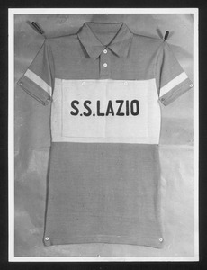 Una maglietta con la scritta S.S. Lazio: è la maglia del vincitore della corsa eliminatoria laziale, il corridore Augusto Gregori
