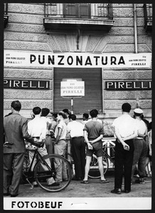 Il banco della punzonatura, posto di fronte alla filiale napoletana della Pirelli