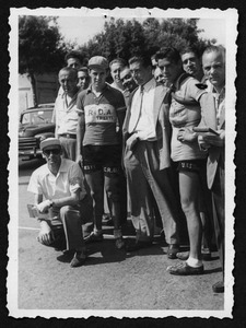 Il vincitore della corsa, il corridore Mario Milleri della squadra C.R.D.A Trieste, insieme ad altre persone