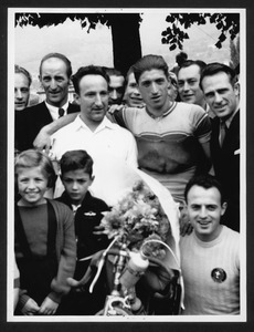 Il vincitore Remo Pianezzi, insieme ad altre persone, probabilmente membri della società sportiva, ufficiali di gara, spettatori