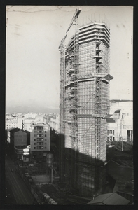 Il grattacielo in costruzione: sullo sfondo, a destra, è visibile la Stazione Centrale di Milano