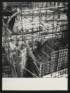 Ottobre 1956, veduta del cantiere del Centro Pirelli: posa delle strutture di fondazione. È visibile l'armatura in acciaio di un plinto