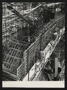 Ottobre 1956, veduta del cantiere del Centro Pirelli: posa delle strutture di fondazione. È visibile l'armatura in acciaio di un plinto.