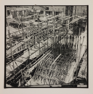 Ottobre 1956, veduta del cantiere del Centro Pirelli: armature in acciaio delle strutture di fondazione