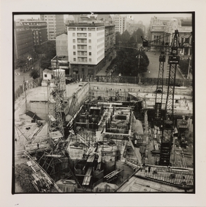 10 ottobre 1956, veduta dall'alto del cantiere del Centro Pirelli. Sono ripresi l'impianto di betonaggio, le strutture di fondazione e le gru