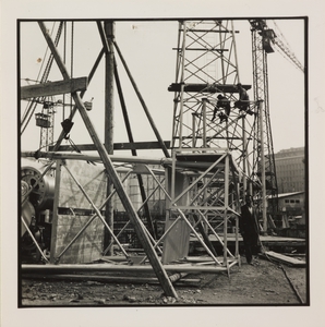 10 ottobre 1956, veduta del cantiere del Centro Pirelli: gru e operai edili