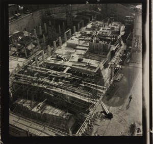 24 ottobre 1956, veduta dall'alto del cantiere del Centro Pirelli: sono riprese le strutture di fondazione