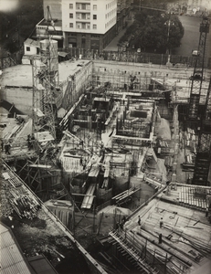 24 ottobre 1956, veduta dall'alto del cantiere del centro Pirelli: sono ripresi l'impianto di betonaggio, le strutture di fondazione e le gru